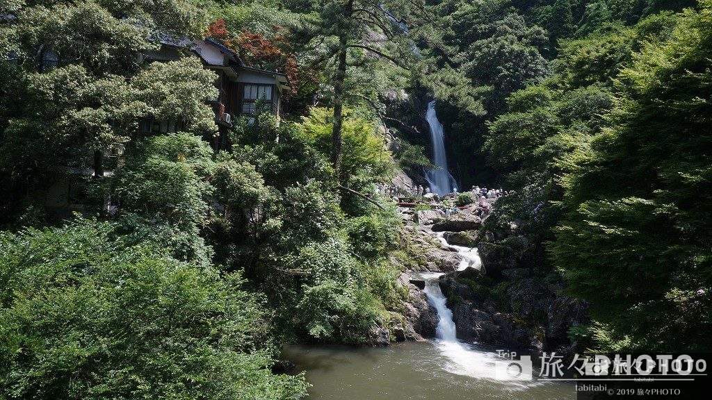 見返りの滝を橋の上から