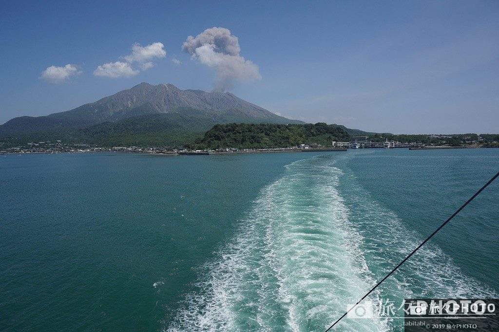 フェリーから見た噴火する桜島