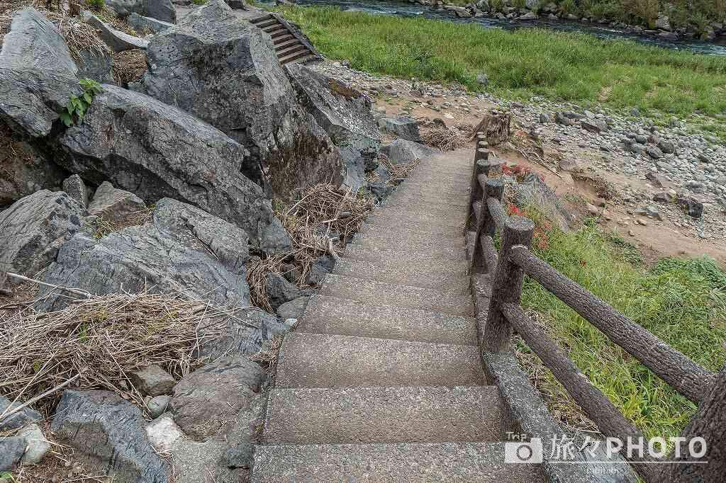 「原尻の滝」を滝壺から見る