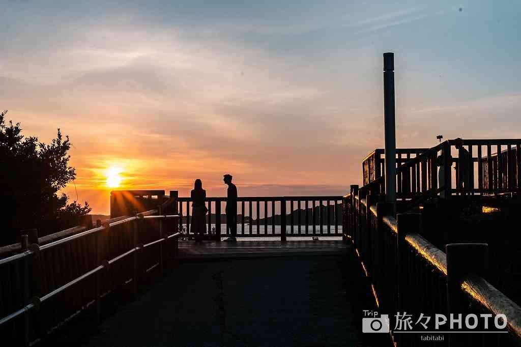 夕焼けの角島大橋展望台