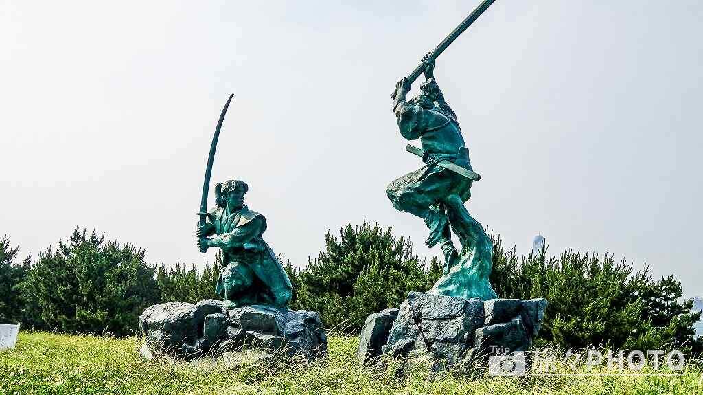 「宮本武蔵」と「佐々木小次郎」の像