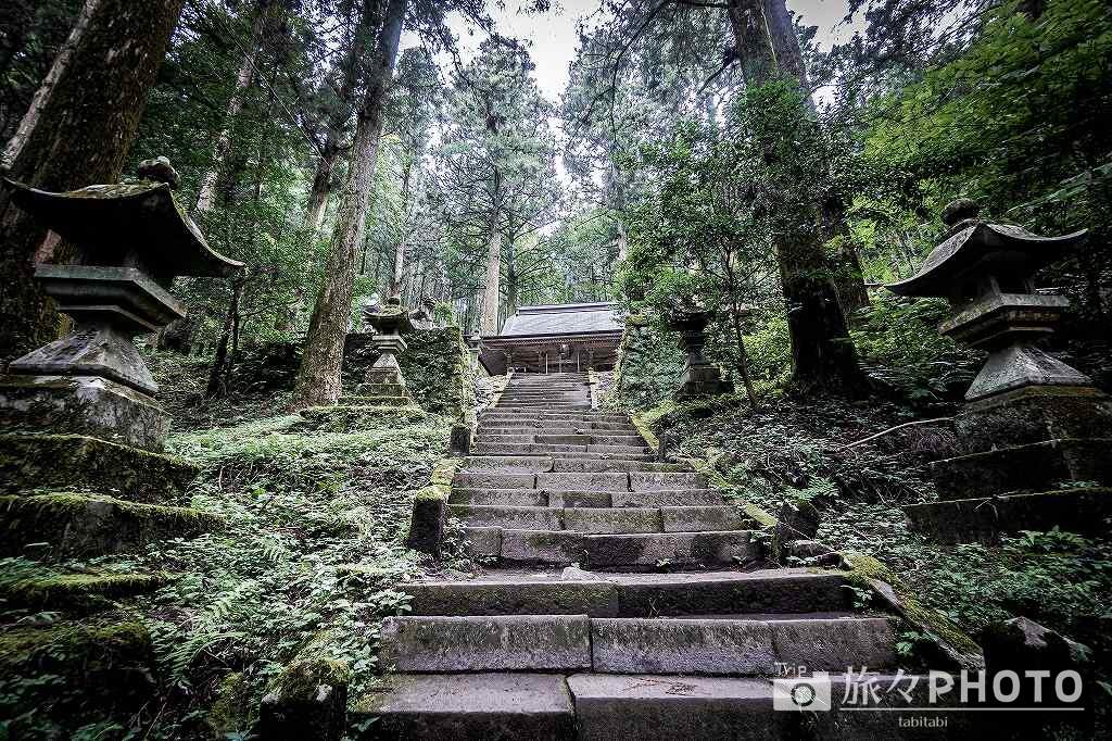 上色見熊野座神社の本殿前の階段