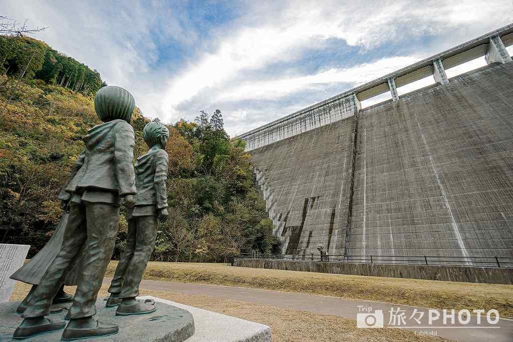 大山ダムをウォール・マリアに見たてている