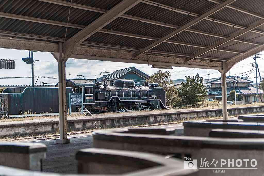旧大社駅の改札から見る蒸気機関車