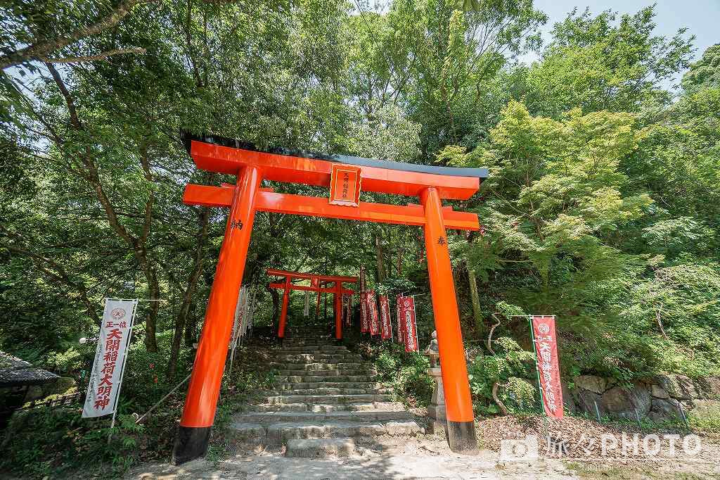 天開稲荷社への道