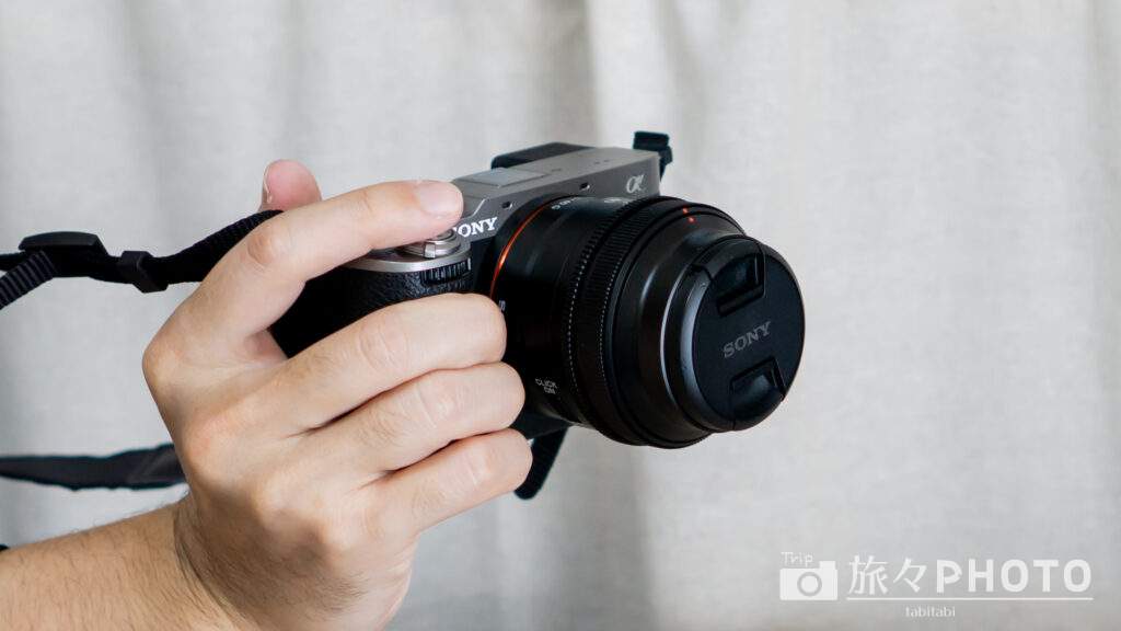 α7cⅡを手に持った写真
