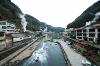 杖立温泉 鯉のぼり祭り で絶景を 無料駐車場や足湯 杖立プリンも紹介 旅々photo